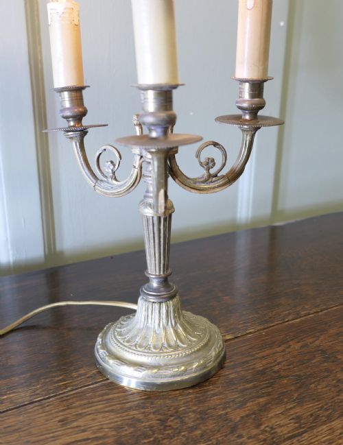 FRENCH WINE AND GOLD TOLEWARE AND BRASS TRIPLE DESK LAMP - ADDITIONAL PHOTO 3