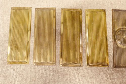 A LARGE SET OF 12 ART DECO BRASS DOOR FINGER PLATES - ADDITIONAL PHOTO 3