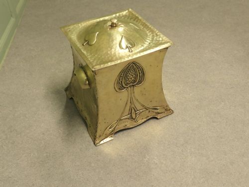 ARTS AND CRAFTS BRASS LIDDED COAL BOX IN THE STYLE OF RUSKIN - ADDITIONAL PHOTO 2