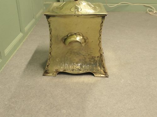 ARTS AND CRAFTS BRASS LIDDED COAL BOX IN THE STYLE OF RUSKIN - ADDITIONAL PHOTO 4