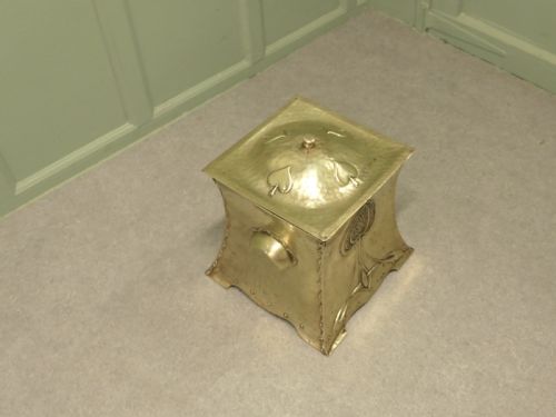 ARTS AND CRAFTS BRASS LIDDED COAL BOX IN THE STYLE OF RUSKIN - ADDITIONAL PHOTO 5