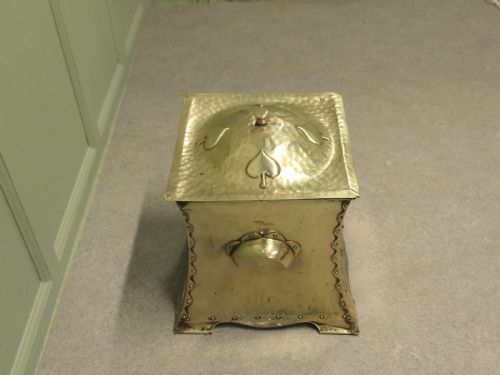 ARTS AND CRAFTS BRASS LIDDED COAL BOX IN THE STYLE OF RUSKIN - ADDITIONAL PHOTO 6