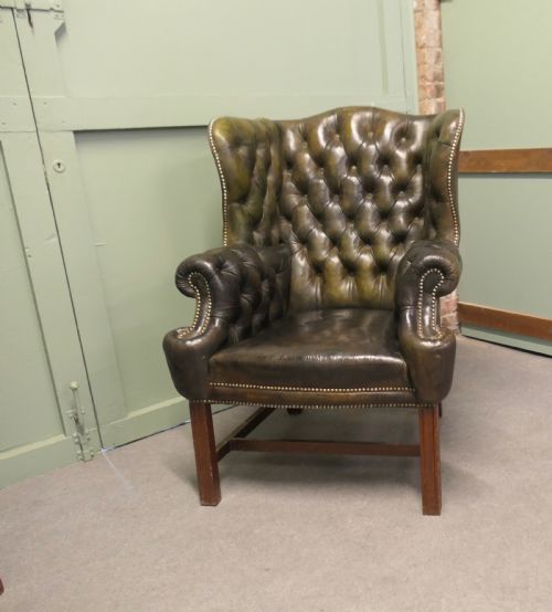 A PAIR OF GEORGIAN STYLE GENTLEMANS WING BACK LEATHER CHESTERFIELD CHAIRS - ADDITIONAL PHOTO 1