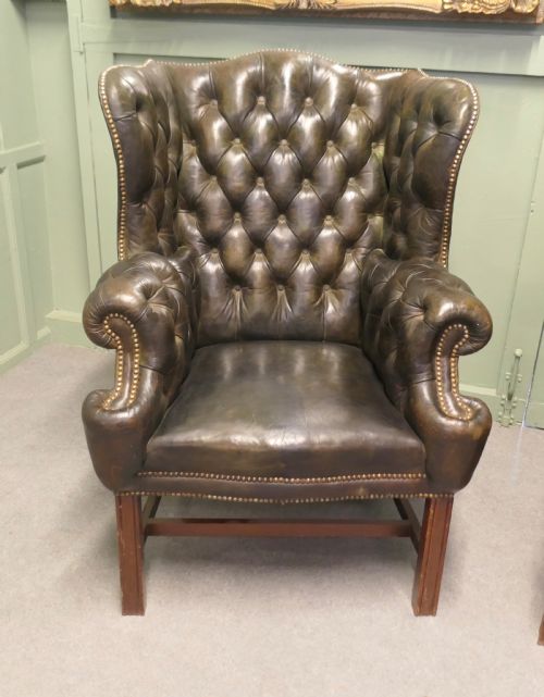 A PAIR OF GEORGIAN STYLE GENTLEMANS WING BACK LEATHER CHESTERFIELD CHAIRS - ADDITIONAL PHOTO 2