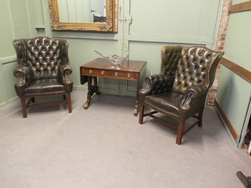 A PAIR OF GEORGIAN STYLE GENTLEMANS WING BACK LEATHER CHESTERFIELD CHAIRS - ADDITIONAL PHOTO 5
