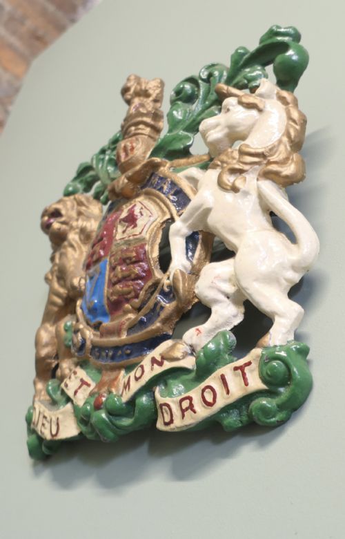 WALL HANGING VICTORIAN CAST IRON ROYAL COAT OF ARMS SHIELD PLAQUE - ADDITIONAL PHOTO 1