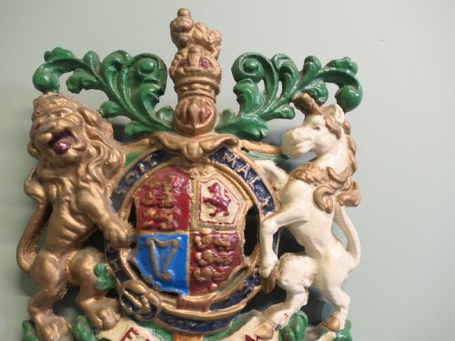 WALL HANGING VICTORIAN CAST IRON ROYAL COAT OF ARMS SHIELD PLAQUE - ADDITIONAL PHOTO 3