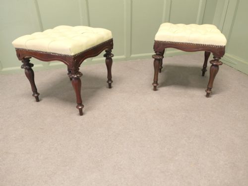 A PAIR OF CHESTERFIELD BUTTONED LEATHER WALNUT LIBRARY WINDOW STOOLS - ADDITIONAL PHOTO 3