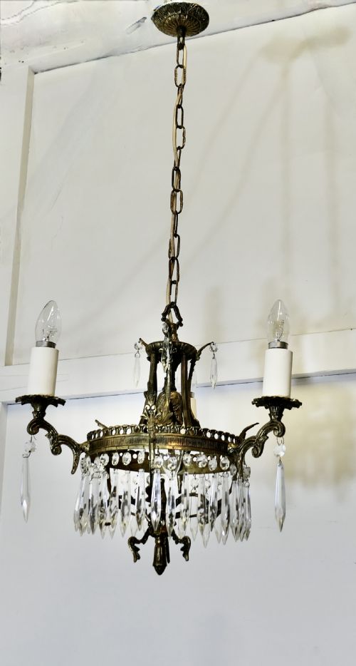 A STUNNING 3 BRANCH BRASS AND CRYSTAL CHANDELIER - ADDITIONAL PHOTO 5