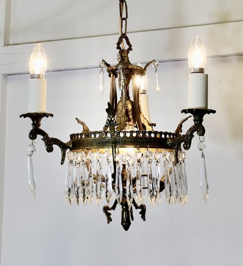 A STUNNING 3 BRANCH BRASS AND CRYSTAL CHANDELIER - ADDITIONAL PHOTO 6