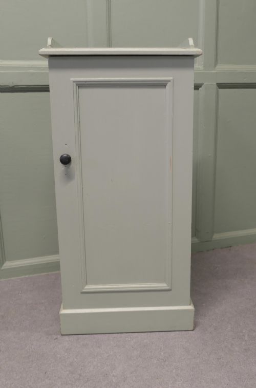 A GOOD QUALITY PINE BEDSIDE CUPBOARD - ADDITIONAL PHOTO 1