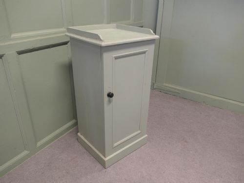 A GOOD QUALITY PINE BEDSIDE CUPBOARD - ADDITIONAL PHOTO 4