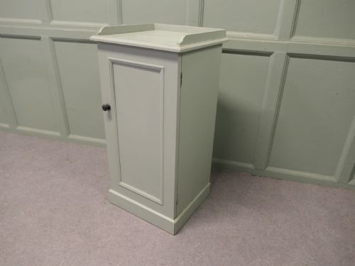 A GOOD QUALITY PINE BEDSIDE CUPBOARD - ADDITIONAL PHOTO 5