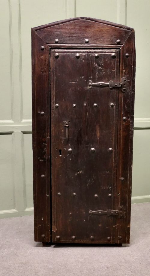 RUSTIC OLD OAK ALCOVE CUPBOARD FROM A FRENCH MANOIR CELLAR - ADDITIONAL PHOTO 1
