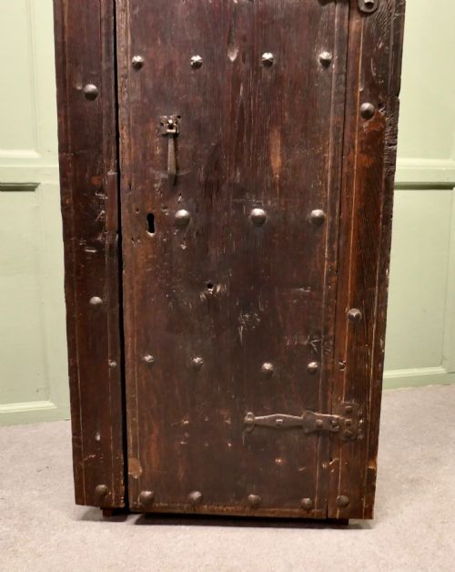 RUSTIC OLD OAK ALCOVE CUPBOARD FROM A FRENCH MANOIR CELLAR - ADDITIONAL PHOTO 3
