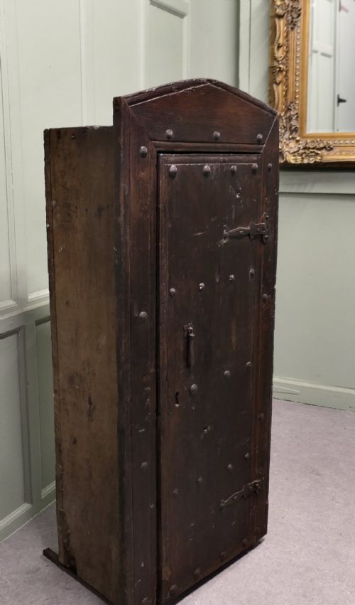RUSTIC OLD OAK ALCOVE CUPBOARD FROM A FRENCH MANOIR CELLAR - ADDITIONAL PHOTO 4