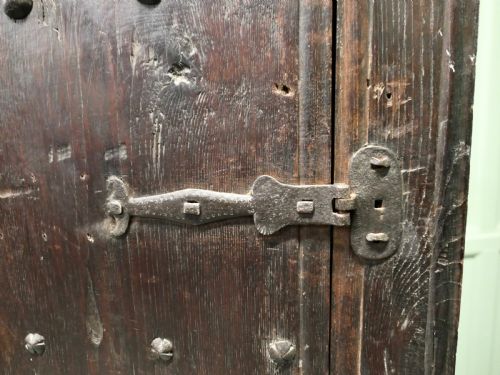 RUSTIC OLD OAK ALCOVE CUPBOARD FROM A FRENCH MANOIR CELLAR - ADDITIONAL PHOTO 6