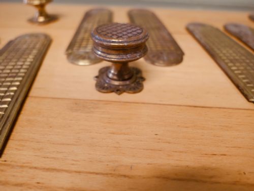 A SET OF HEAVY ARTS AND CRAFTS BRASS DOOR FINGER PLATES AND KNOBS - ADDITIONAL PHOTO 2