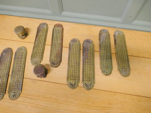 A SET OF HEAVY ARTS AND CRAFTS BRASS DOOR FINGER PLATES AND KNOBS - ADDITIONAL PHOTO 3