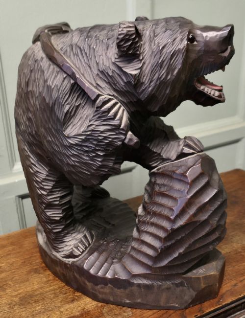 A LARGE EDWARDIAN CARVING OF A BEAR IN LINDEN WOOD - ADDITIONAL PHOTO 1
