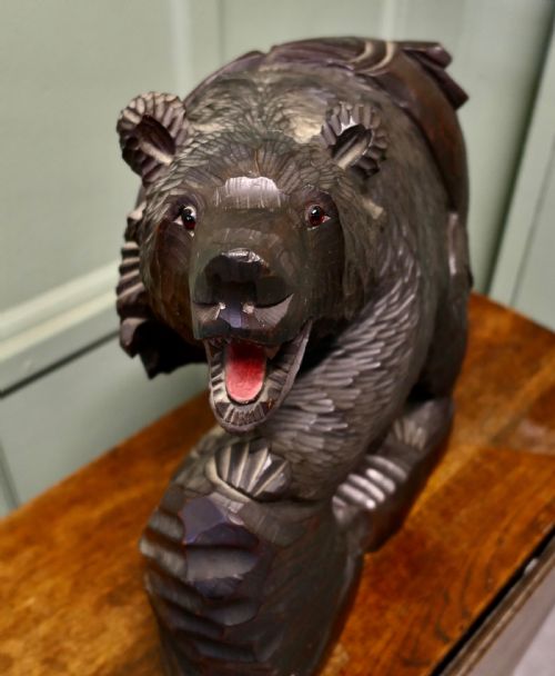 A LARGE EDWARDIAN CARVING OF A BEAR IN LINDEN WOOD - ADDITIONAL PHOTO 2