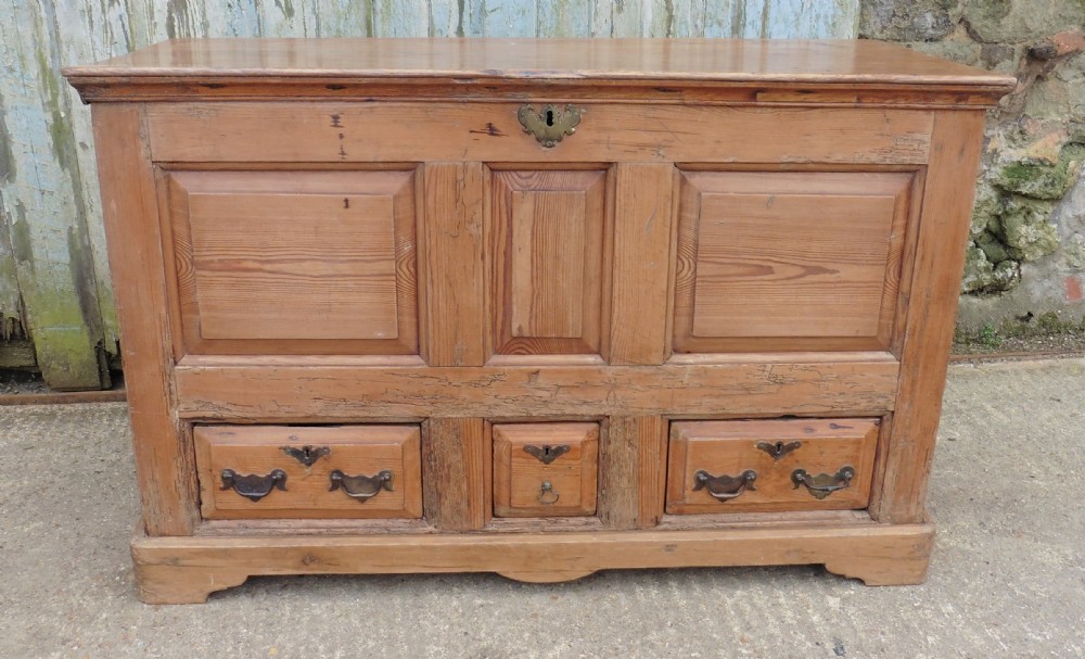 A Large Georgian 3 Drawer Pine Mule Chest.