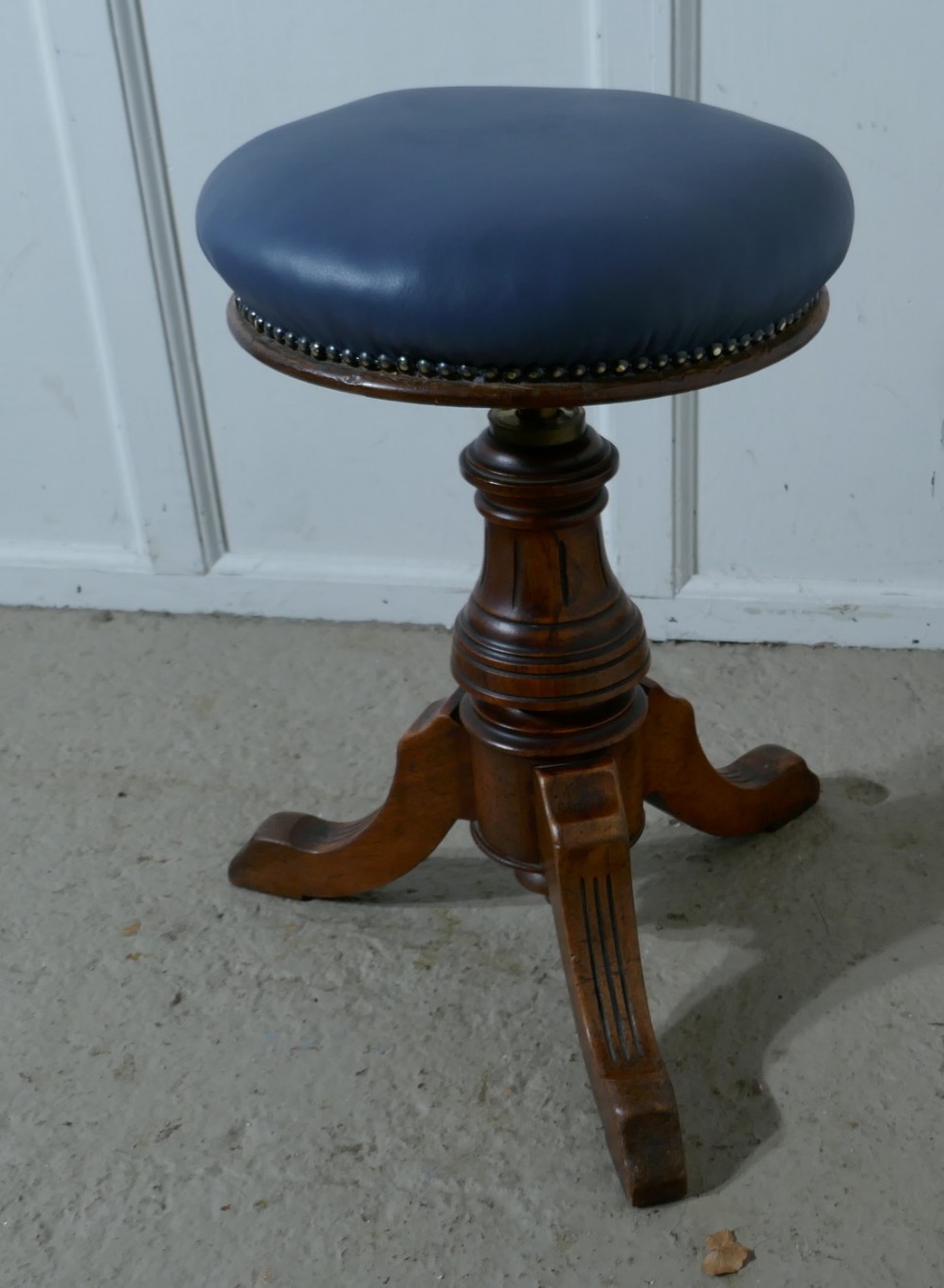 An Elegant Victorian Walnut Swivel Piano Stool 