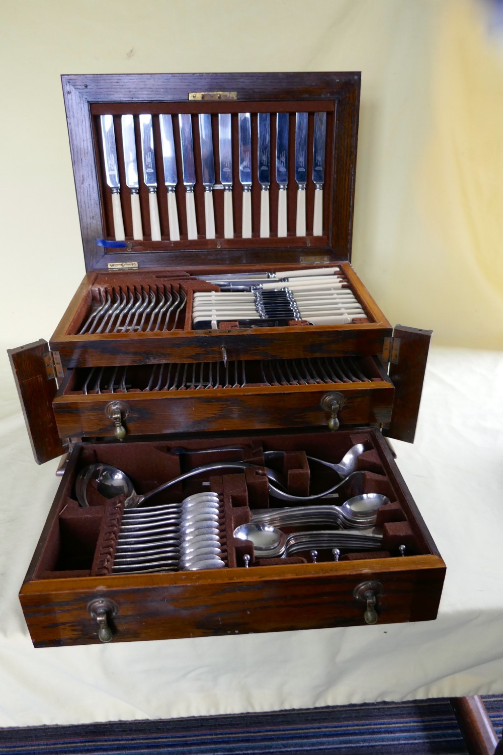 109 Piece Cutlery Set in Oak Wellington Chest Canteen