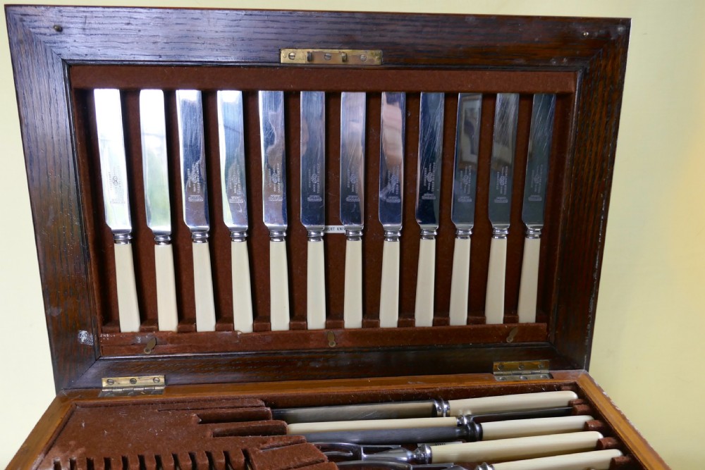109 Piece Cutlery Set in Oak Wellington Chest Canteen View IV