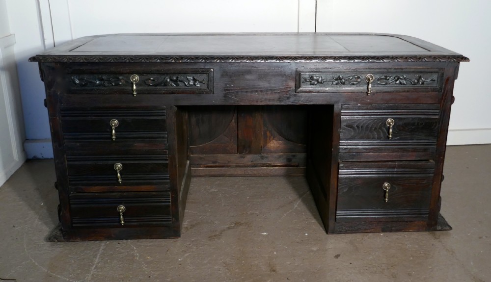 19th Century French One Piece Oak Desk Carved with Cherubs View VII