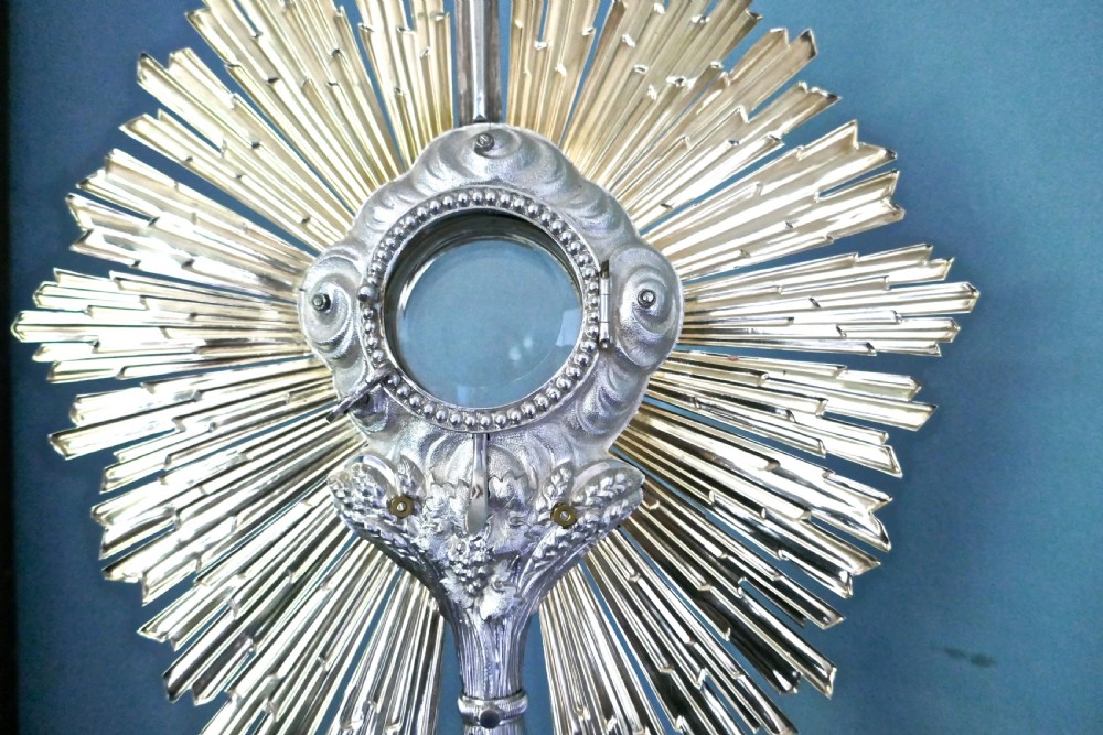 French Sterling Silver & Vermeli Monstrance 1840 decorated with cherubs View III