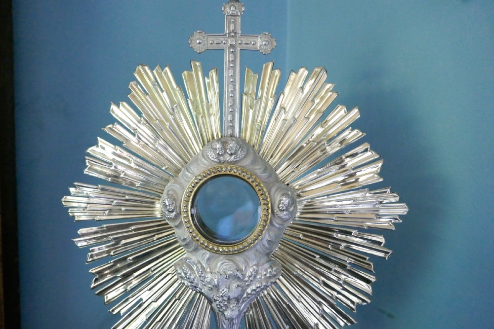 French Sterling Silver & Vermeli Monstrance 1840 decorated with cherubs View VIII