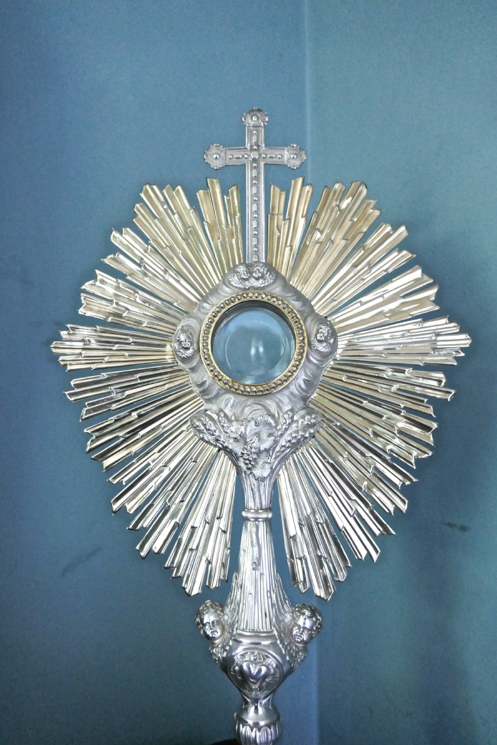 French Sterling Silver & Vermeli Monstrance 1840 decorated with cherubs View X