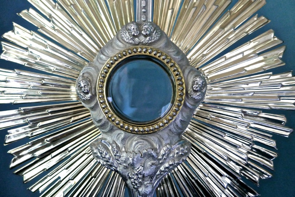 French Sterling Silver & Vermeli Monstrance 1840 decorated with cherubs View XIII