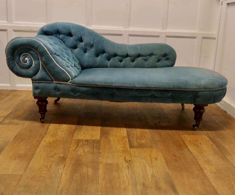 Very Stylish Victorian Velvet Chaise Longue or Day Bed View II
