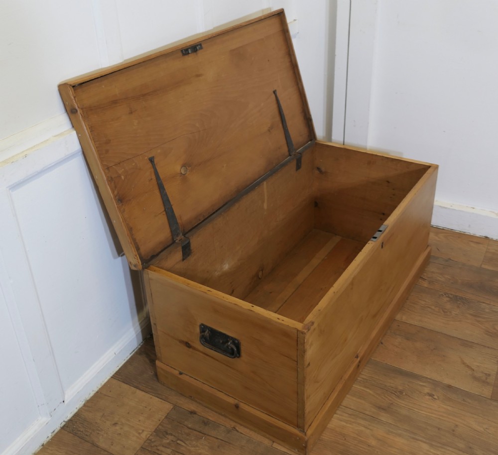 A rectangular Victorian pine blanket box featuring hand-cut dovetail corner joints, a flat lid, and a central keyhole escutcheon. View IV