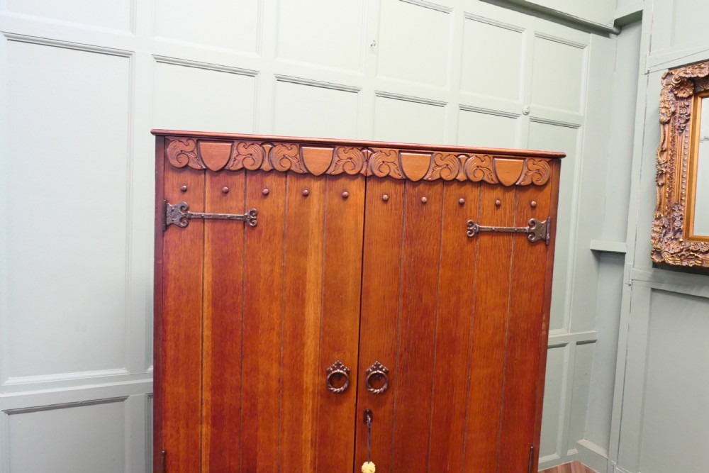 Arts and Crafts Gentleman’s Wardrobe Compactum  View VI