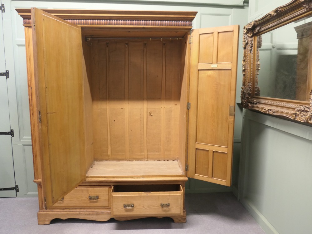 Maple & Co Arts & Crafts Ash Wardrobe Compactum View III