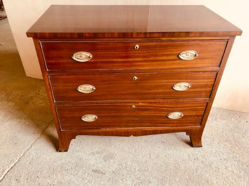 SMALL MAHOGANY CHEST OF DRAWERS