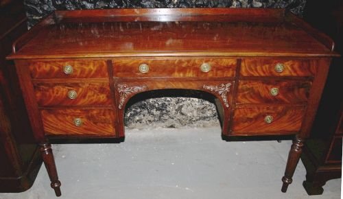 George 1v Flared Mahogany 7 Drawer Kneehole Dressing Table.