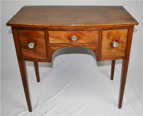 George 111 Mahogany 3 Drawer Bowfront Kneehole Side Table.