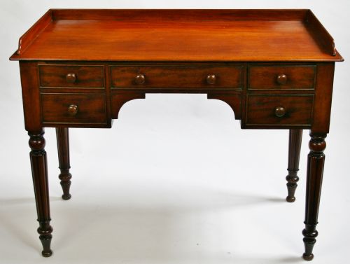 Early Victorian Mahogany 5 Drawer Kneehole Table.