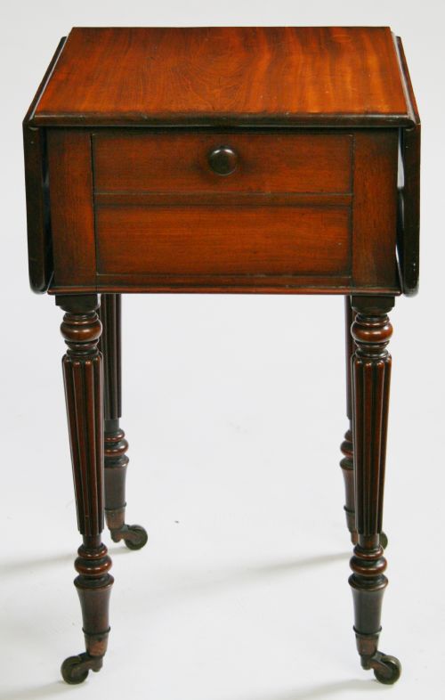 William 1v Mahogany 'Gillows Style' Drop Leaf Bedside Table.