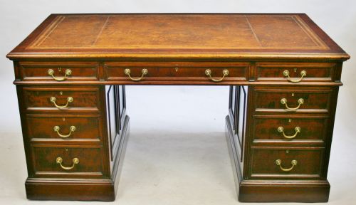 Good Quality Edwardian Mahogany 9 Drawer Kneehole 3 Part Desk