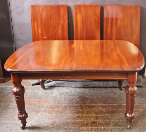 Victorian Good Quality Mahogany Extending Dining Table with 3 Extra Leaves