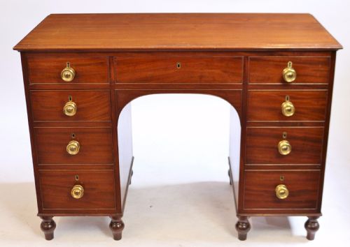 Fine Quality George 111 Mahogany 7 Drawer Kneehole Dressing Table