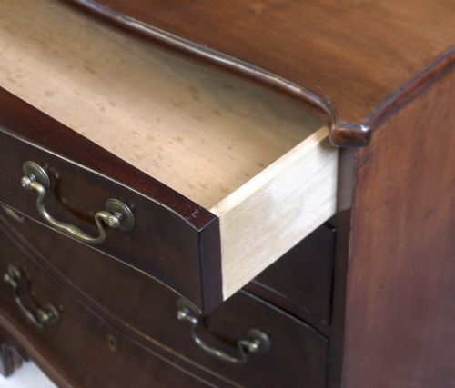 GEORGE 111 MAHOGANY SMALL 4 DRAWER SERPENTINE CHEST - ADDITIONAL PHOTO 4