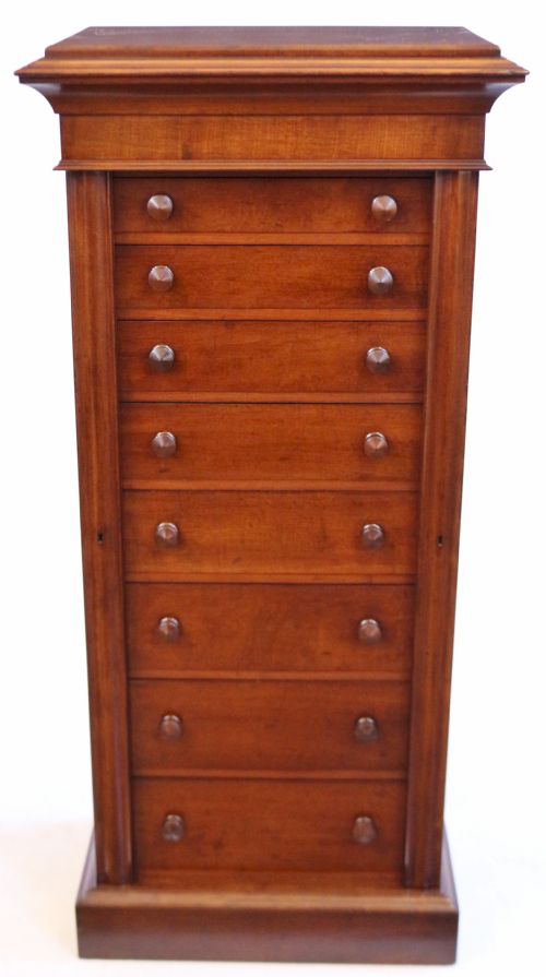 Fine Quality Victorian Mahogany 8 Drawer Wellington Chest