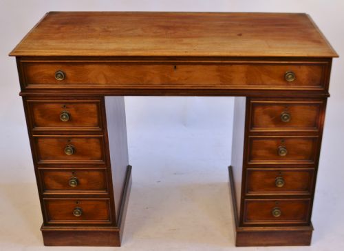 Good Quality Victorian Mahogany 9 Drawer Kneehole Desk