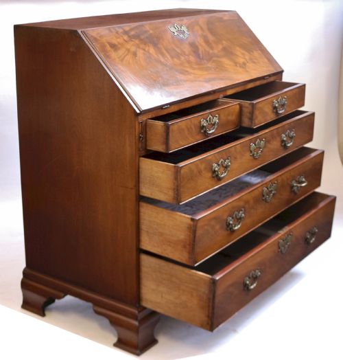 A FINE GEORGE 111 MAHOGANY 5 DRAWER BUREAU - ADDITIONAL PHOTO 1